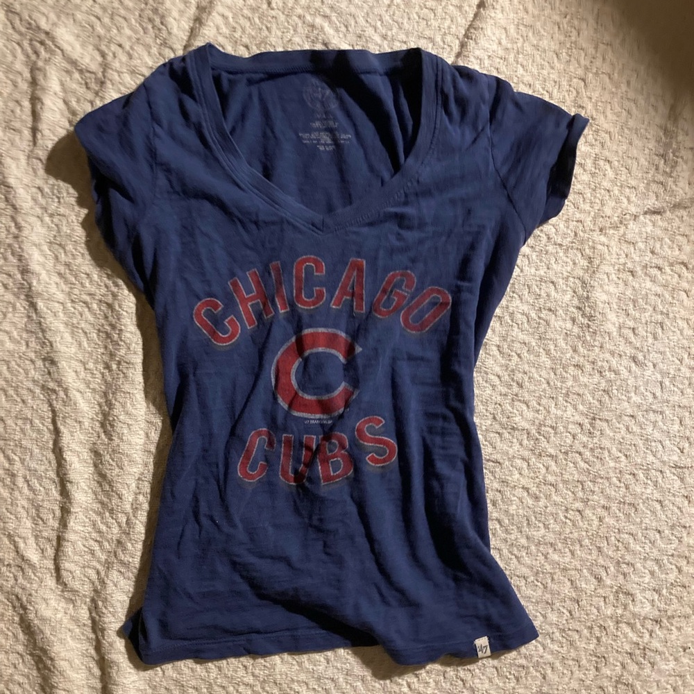 47 Navy Chicago Cubs V-Neck Graphic Tee - Women's Short Sleeve